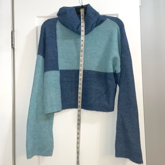 Wild Fable Cropped Turtleneck Pullover Sweater Medium Blue Color Block - Picture 7 of 8
